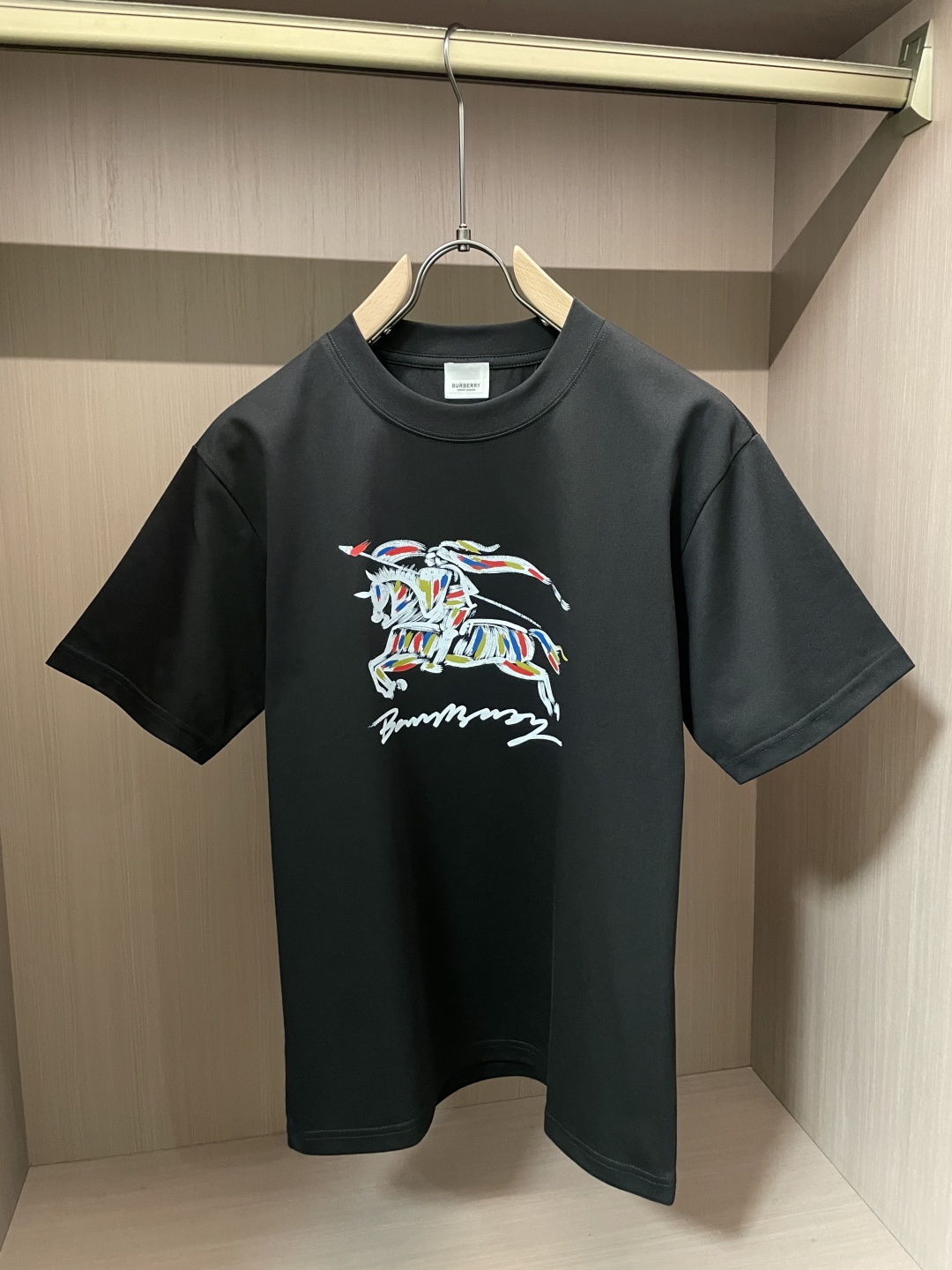 NO:777057,Bur 2026 Spring and Summer Style/Official website synchronization. The fabric is made of heavyweight pure cotton combed cotton fabric, OS loose version, and the upper body shape is super correct!  Versatile for everyday use, a wardrobe essential!  Size M-4XL,,burberry,19860909Bur 2026春夏款/官网同步 面料采用重磅纯棉精梳棉面料,OS宽松版型,上身版型超正！日常百搭,衣橱必备单品！ 尺码 M-4XL,,burberry,,Men's clothing