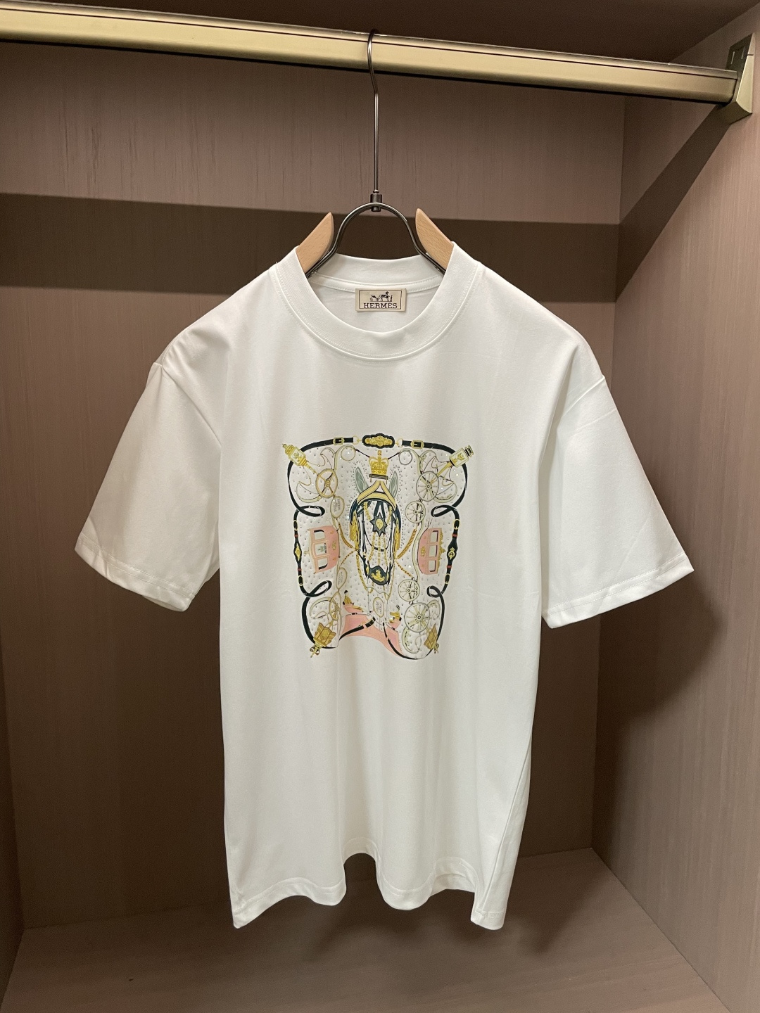 NO:777062,AIS 2026 Spring and Summer Style/Official website synchronized. The fabric is made of heavyweight pure cotton combed cotton fabric, OS loose version, and the upper body shape is super correct!  Versatile for everyday use, a wardrobe essential!  Size M-4XL,,19860909爱仕 2026春夏款/官网同步 面料采用重磅纯棉精梳棉面料,OS宽松版型,上身版型超正！日常百搭,衣橱必备单品！ 尺码 M-4XL,,,Men's clothing