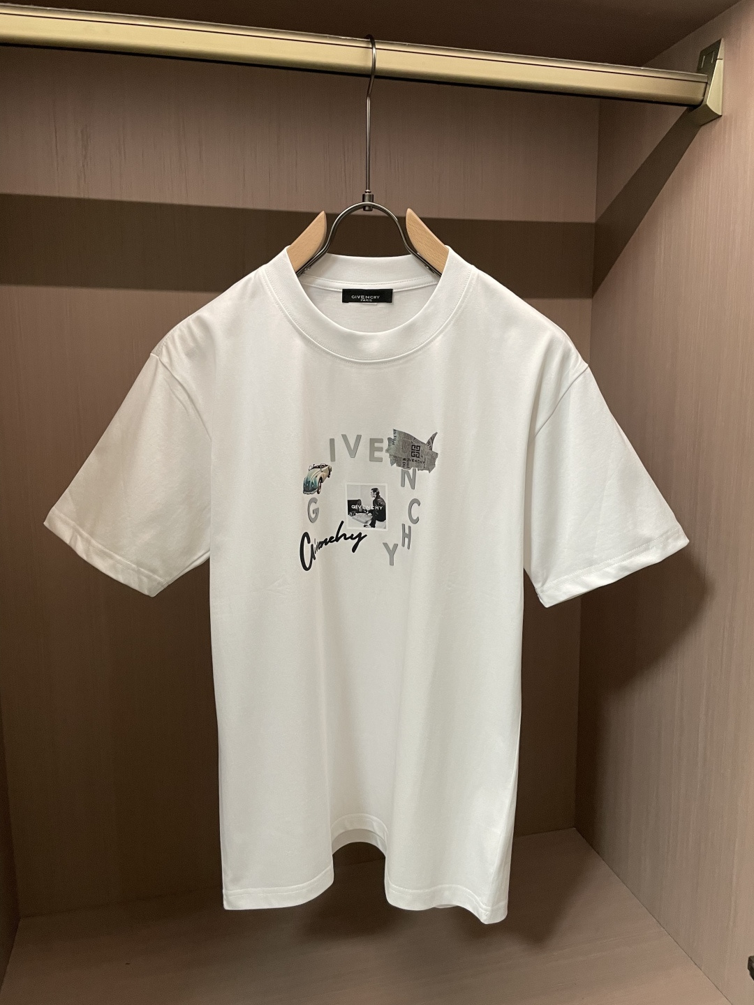 NO:777070,Givenchy 2026 Spring and Summer Style/Official website synchronized. The fabric is made of heavyweight pure cotton combed cotton fabric, OS loose version, and the upper body shape is super correct!  Versatile for everyday use, a wardrobe essential!  Size M-4XL,,givenchy,19860909纪梵希 2026春夏款/官网同步 面料采用重磅纯棉精梳棉面料,OS宽松版型,上身版型超正！日常百搭,衣橱必备单品！ 尺码 M-4XL,,givenchy,,Men's clothing