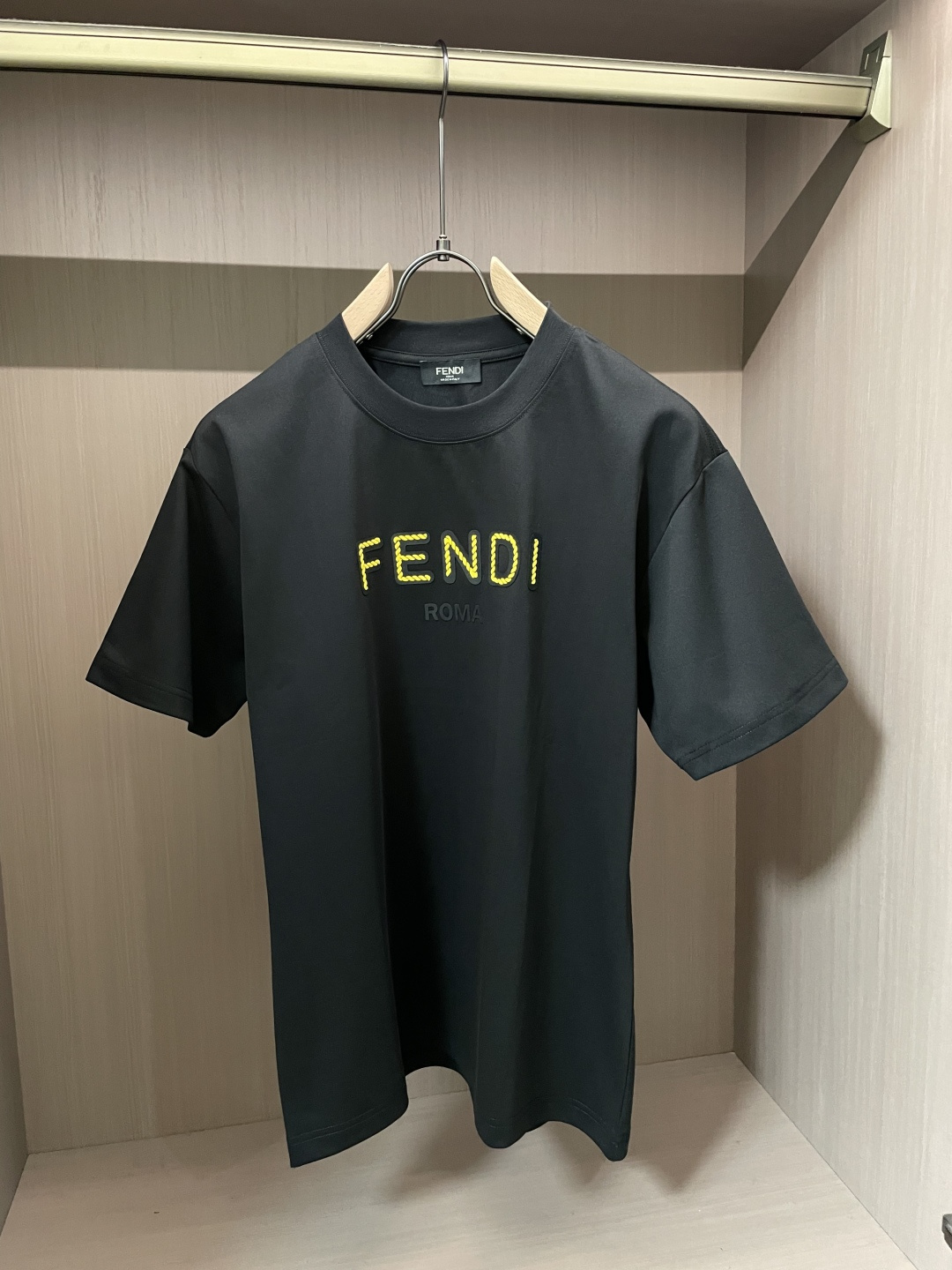 NO:777074,FD 2026 Spring and Summer Style/Official website synchronization. The fabric is made of heavyweight pure cotton combed cotton fabric, OS loose version, and the upper body shape is super correct!  Versatile for everyday use, a wardrobe essential!  Size M-4XL,,19860909FD  2026春夏款/官网同步 面料采用重磅纯棉精梳棉面料,OS宽松版型,上身版型超正！日常百搭,衣橱必备单品！ 尺码 M-4XL,,,Men's clothing