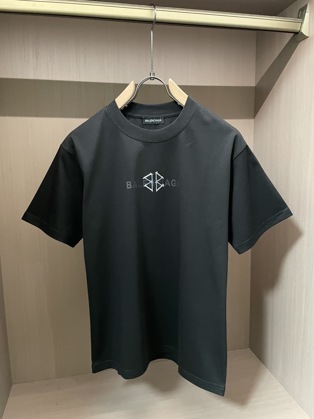 NO:777078,Paris 2026 Spring/Summer Style/Official Website Synchronization. The fabric is made of heavyweight pure cotton combed cotton fabric, OS loose version, and the upper body shape is super correct!  Versatile for everyday use, a wardrobe essential!  Size M-4XL,,19860909巴黎 2026春夏款/官网同步 面料采用重磅纯棉精梳棉面料,OS宽松版型,上身版型超正！日常百搭,衣橱必备单品！ 尺码 M-4XL,,,Men's clothing