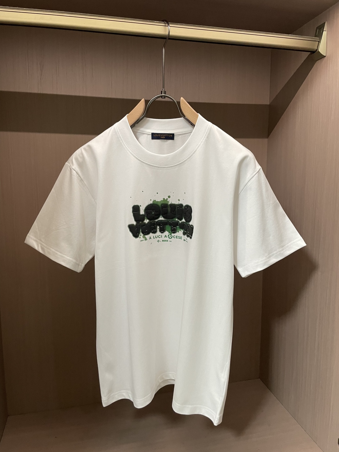 NO:777081,Lv 2026 Spring and Summer Style/Official Website Synchronization. The fabric is made of heavyweight pure cotton combed cotton fabric, OS loose version, and the upper body shape is super correct!  Versatile for everyday use, a wardrobe essential!  Size M-4XL,,louis vuitton,19860909Lv  2026春夏款/官网同步 面料采用重磅纯棉精梳棉面料,OS宽松版型,上身版型超正！日常百搭,衣橱必备单品！ 尺码 M-4XL,,louis vuitton,,Men's clothing