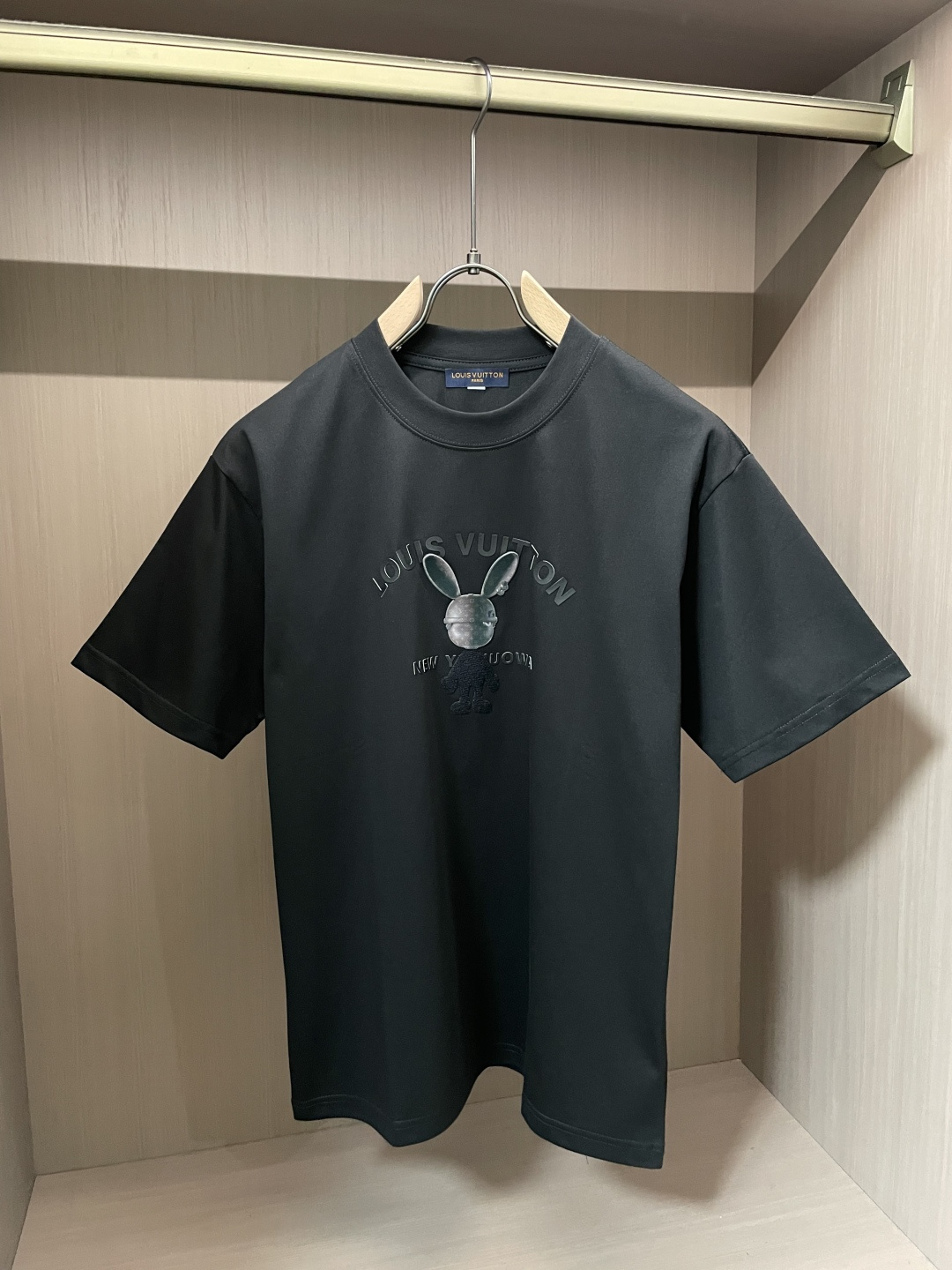 NO:777084,Lv 2026 Spring and Summer Style/Official website synchronized. The fabric is made of heavyweight pure cotton combed cotton fabric, OS loose version, and the upper body shape is super correct!  Versatile for everyday use, a wardrobe essential!  Size M-4XL,,louis vuitton,19860909Lv 2026春夏款/官网同步 面料采用重磅纯棉精梳棉面料,OS宽松版型,上身版型超正！日常百搭,衣橱必备单品！ 尺码 M-4XL,,louis vuitton,,Men's clothing