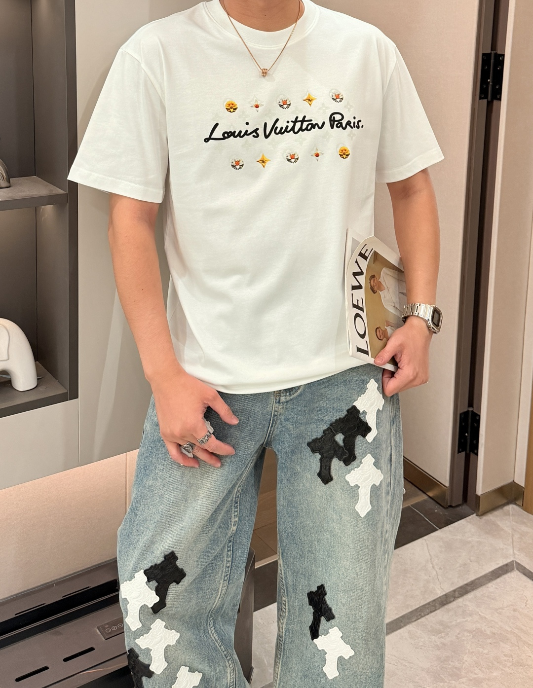 NO:918280,Lv The same style as the official website. The same style as the official website. The same style as the official website. Highly recommended!  2026ss new summer clothing products are on sale at counters. The latest series of graphic logo short-sleeved T-shirts are a must-have for everyone!  Imported top-quality combed cotton fabric, extremely skin-friendly and comfortable. It feels very delicate, has a good texture, and perfectly reflects the three-dimensional effect. It is in line with the brand's consistent design style. It is a very good overall product. It can be worn alone without any problem. Size XS S M L 170-130 (XS) 175-145 (S) 178-160 (M.) 180-175 (L),  vuitton,T-shirt,tees,t-shirt,19860909Lv 官网同款 官网同款 官网同款 重磅推荐！2026ss夏装新品 专柜在售 最新系列图案logo短袖T恤 必须人手一件的节奏！进口顶极精梳棉面料,极为亲肤舒适 摸上去非常的细腻,质感很好,完美体现立体感 符合品牌一贯设计风格,整体非常不错的一款,内搭单穿都完全没问题 尺码 XS S M L 170-130(XS) 175-145(S) 178-160(M.)180-175(L),,louis vuitton,T-shirt,tees，t-shirt,,Men's clothing