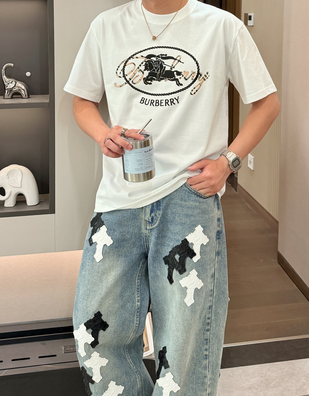 NO:918283,The same style as the Bur official website. The same style as the official website. The same style as the official website. Highly recommended!  2026ss new summer clothing products are on sale at counters. The latest series of graphic logo short-sleeved T-shirts are a must-have for everyone!  Imported top-grade combed cotton fabric, extremely skin-friendly and comfortable. It feels very delicate and has a good texture, which perfectly reflects the three-dimensional effect. It is in line with the brand's consistent design style. It is a very good overall product and can be worn alone without any problem. Size XS S M L 170-130 (XS) 175-145 (S)  178-160(M.)180-175(L),,burberry,T-shirt,tees,t-shirt,19860909Bur 官网同款 官网同款 官网同款 重磅推荐！2026ss夏装新品 专柜在售 最新系列图案logo短袖T恤 必须人手一件的节奏！进口顶极精梳棉面料,极为亲肤舒适 摸上去非常的细腻,质感很好,完美体现立体感 符合品牌一贯设计风格,整体非常不错的一款,内搭单穿都完全没问题 尺码 XS S M L 170-130(XS) 175-145(S) 178-160(M.)180-175(L),,burberry,T-shirt,tees，t-shirt,,Men's clothing