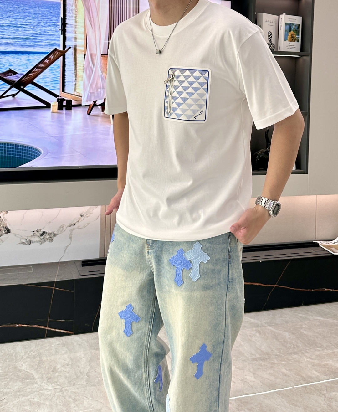 NO:918281,Same style as Prad official website Same style as official website Same style as official website Highly recommended!  2026ss new summer clothing products are on sale at counters. The latest series of graphic logo short-sleeved T-shirts are a must-have for everyone!  Imported top-grade combed cotton fabric, extremely skin-friendly and comfortable. It feels very delicate and has a good texture, which perfectly reflects the three-dimensional effect. It is in line with the brand's consistent design style. It is a very good overall product and can be worn alone without any problem. Size XS S M L 170-130 (XS) 175-145 (S)  178-160(M.)180-175(L),,prada,T-shirt,tees,t-shirt,19860909Prad官网同款 官网同款 官网同款 重磅推荐！2026ss夏装新品 专柜在售 最新系列图案logo短袖T恤 必须人手一件的节奏！进口顶极精梳棉面料,极为亲肤舒适 摸上去非常的细腻,质感很好,完美体现立体感 符合品牌一贯设计风格,整体非常不错的一款,内搭单穿都完全没问题 尺码 XS S M L 170-130(XS) 175-145(S) 178-160(M.)180-175(L),,prada,T-shirt,tees，t-shirt,,Men's clothing