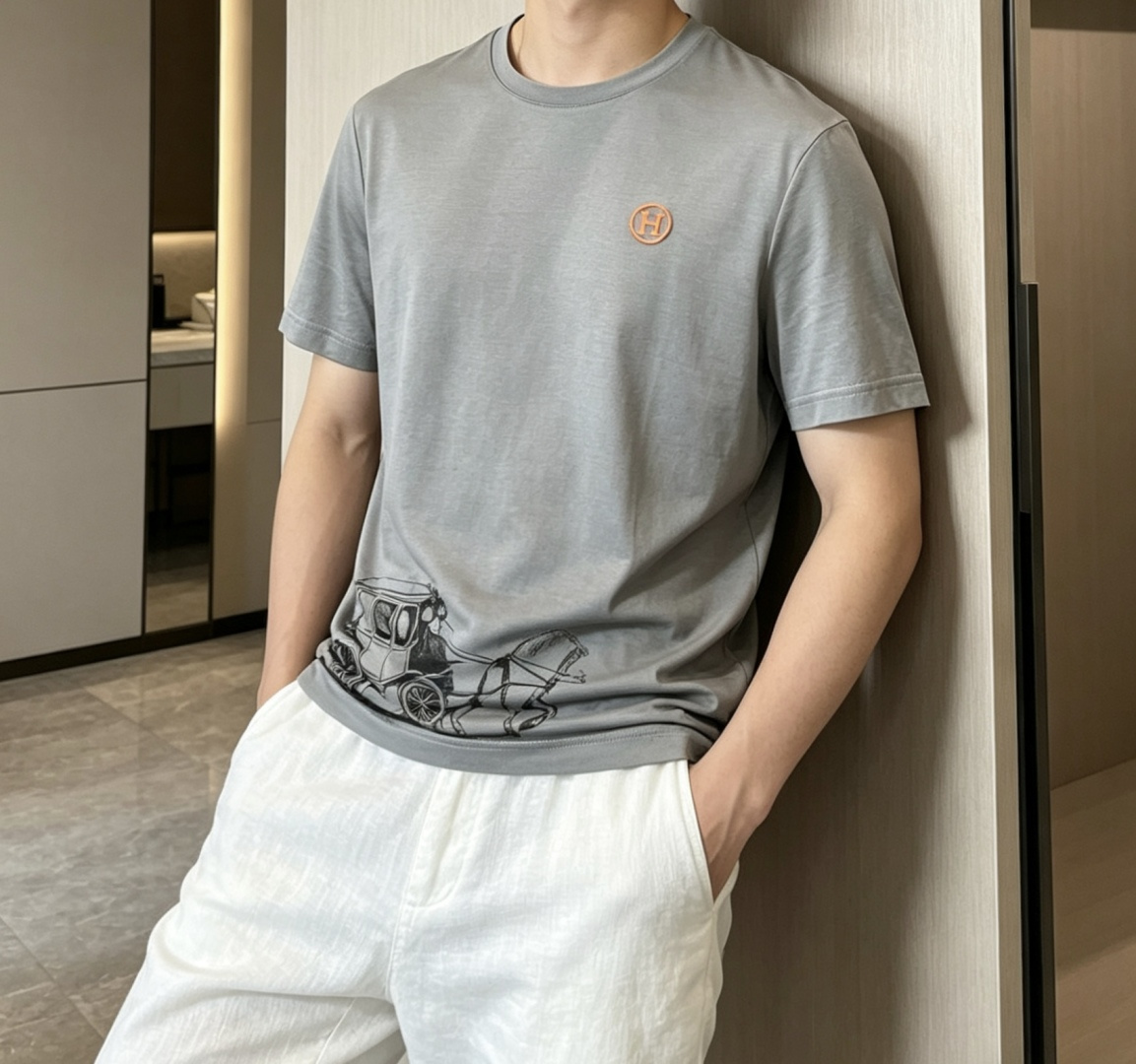 #爱*仕 2026春夏最新马车印花男士圆领T恤衫，胸前极具代表性的桔色H刺绣徽标，与下摆处的经典马车图案