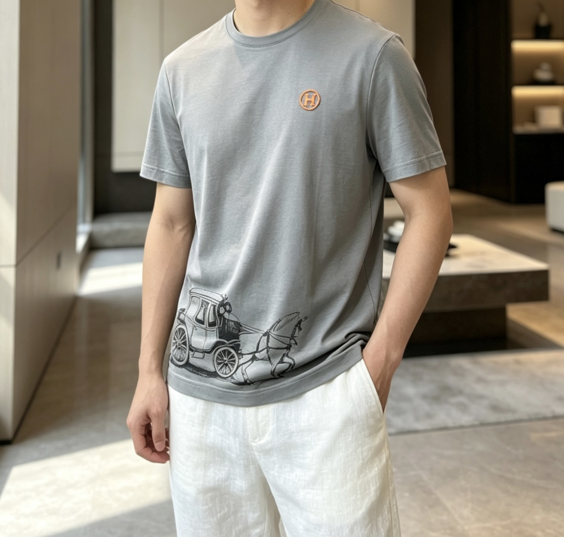 #爱*仕 2026春夏最新马车印花男士圆领T恤衫，胸前极具代表性的桔色H刺绣徽标，与下摆处的经典马车图案
