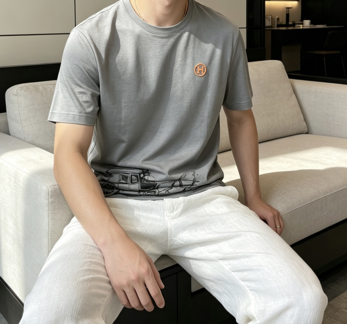 #爱*仕 2026春夏最新马车印花男士圆领T恤衫，胸前极具代表性的桔色H刺绣徽标，与下摆处的经典马车图案
