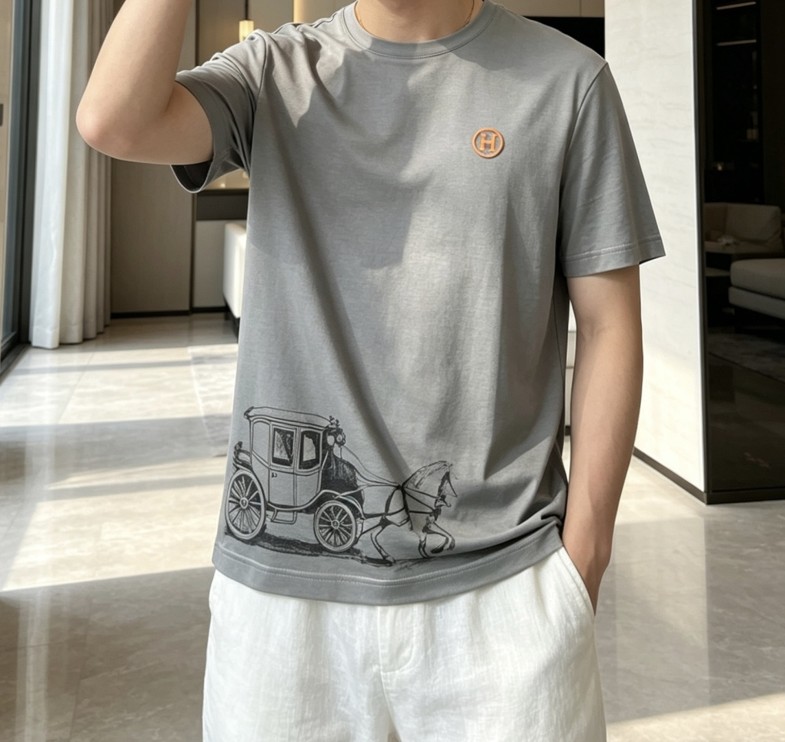 #爱*仕 2026春夏最新马车印花男士圆领T恤衫，胸前极具代表性的桔色H刺绣徽标，与下摆处的经典马车图案