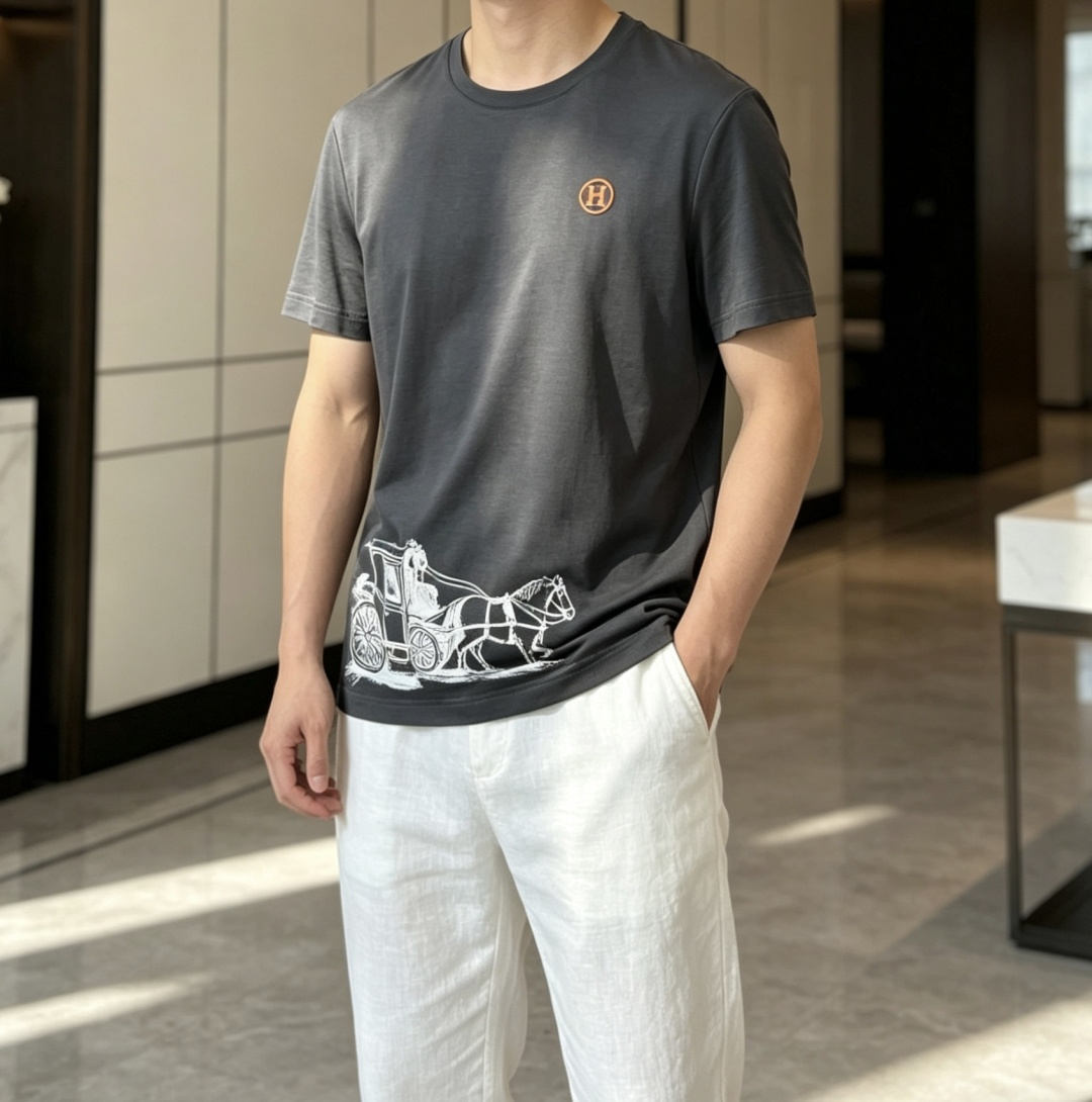 爱*仕 2026春夏最新马车印花男士圆领T恤衫，胸前极具代表性的桔色H刺绣徽标，与下摆处的经典马车图案相