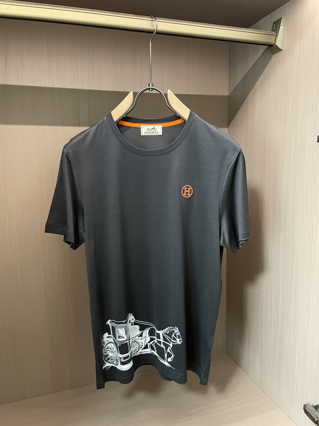爱*仕 2026春夏最新马车印花男士圆领T恤衫，胸前极具代表性的桔色H刺绣徽标，与下摆处的经典马车图案相