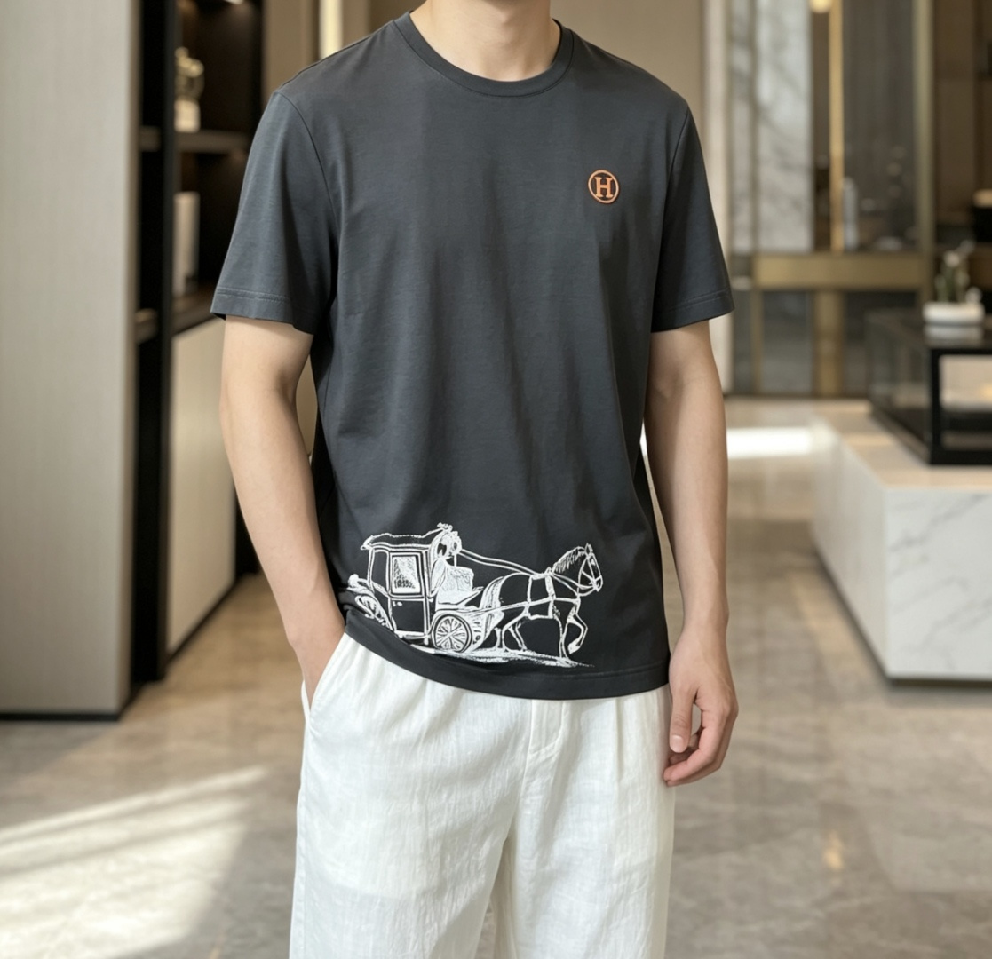 爱*仕 2026春夏最新马车印花男士圆领T恤衫，胸前极具代表性的桔色H刺绣徽标，与下摆处的经典马车图案相