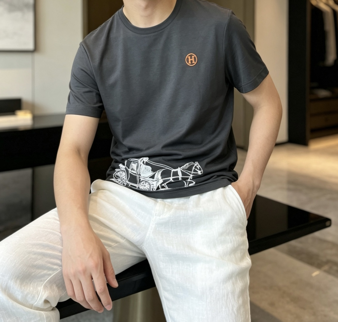 爱*仕 2026春夏最新马车印花男士圆领T恤衫，胸前极具代表性的桔色H刺绣徽标，与下摆处的经典马车图案相