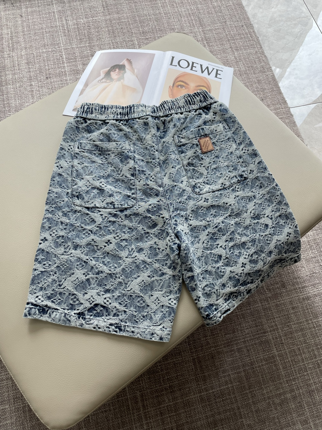 .  Lv 2026夏季短裤！百搭松紧腰休闲五分裤！松紧腰 两侧插袋 面料采用客供定织高支纯棉料，上身透气，柔软亲肤，手