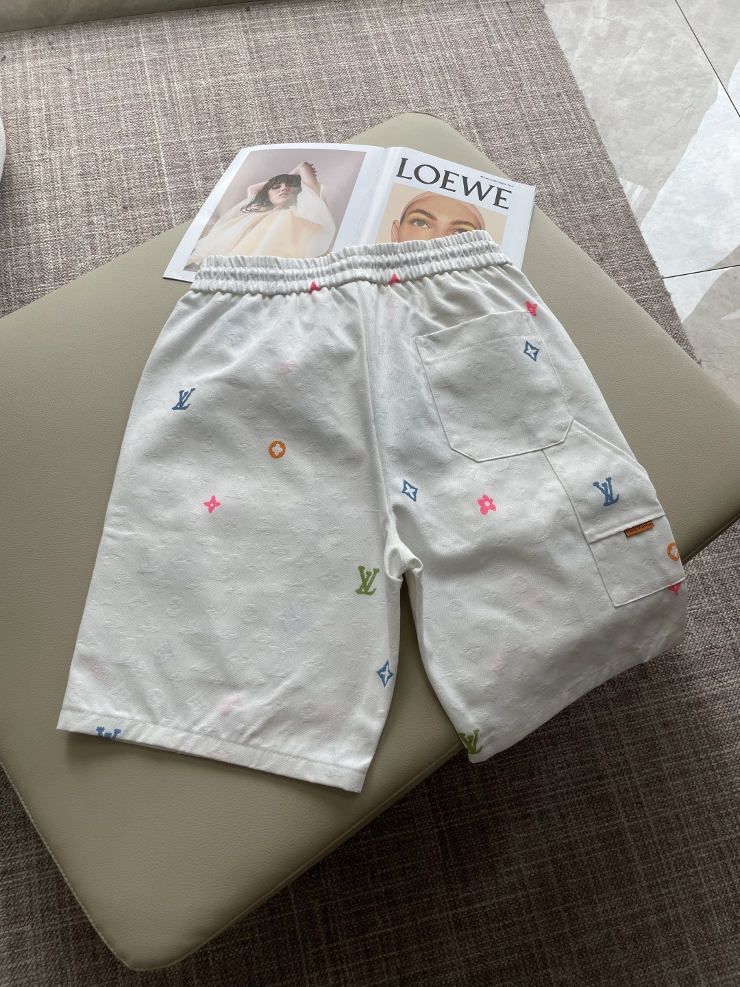 .  Lv 2026夏季短裤！百搭松紧腰休闲五分裤！松紧腰 两侧插袋 面料采用客供定织高支纯棉料，上身透气，柔软亲肤，手