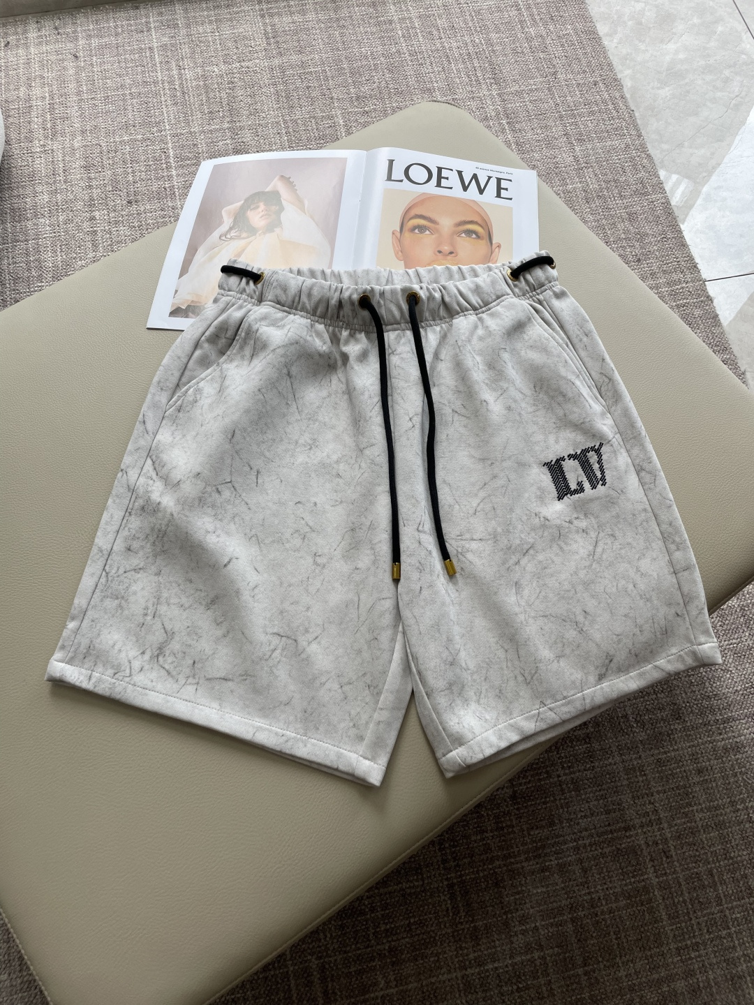 . Lv 2026夏季短裤!百搭松紧腰休闲五分裤!松紧腰 两侧插袋 面料采用客供定织高支纯棉料,上身透气,柔软亲肤,手 . Lv 2026夏季短裤!百搭松紧腰休闲五分裤!松紧腰 两侧插袋 面料采用客供定织高支纯棉料,上身透气,柔软亲肤,手
