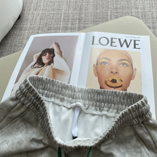 . Loewe 2026夏季短裤!百搭松紧腰休闲五分裤!松紧腰 两侧插袋 面料采用客供定织高支纯棉料,上身透气,柔软亲 . Loewe 2026夏季短裤!百搭松紧腰休闲五分裤!松紧腰 两侧插袋 面料采用客供定织高支纯棉料,上身透气,柔软亲
