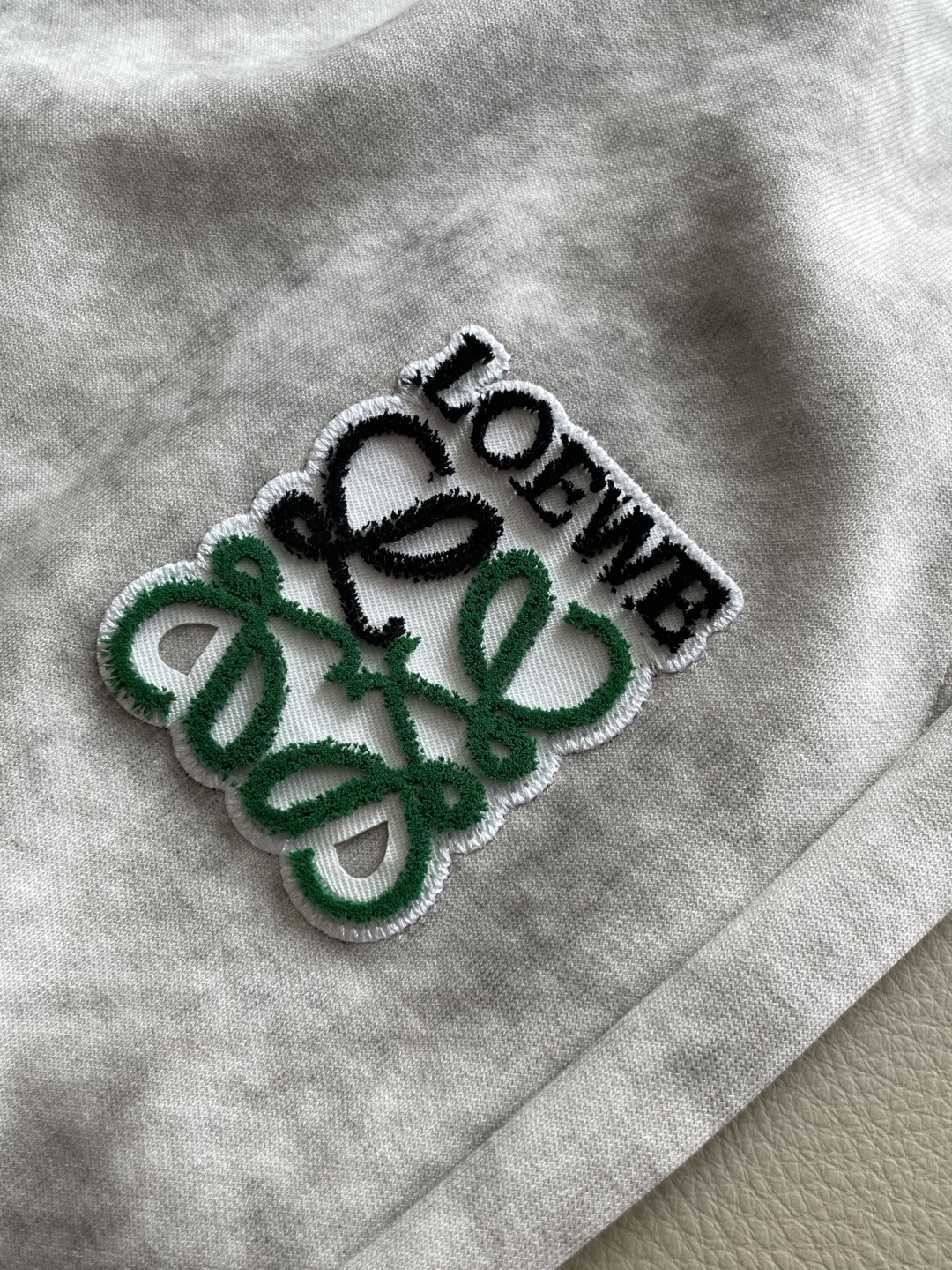 . Loewe 2026夏季短裤!百搭松紧腰休闲五分裤!松紧腰 两侧插袋 面料采用客供定织高支纯棉料,上身透气,柔软亲 . Loewe 2026夏季短裤!百搭松紧腰休闲五分裤!松紧腰 两侧插袋 面料采用客供定织高支纯棉料,上身透气,柔软亲