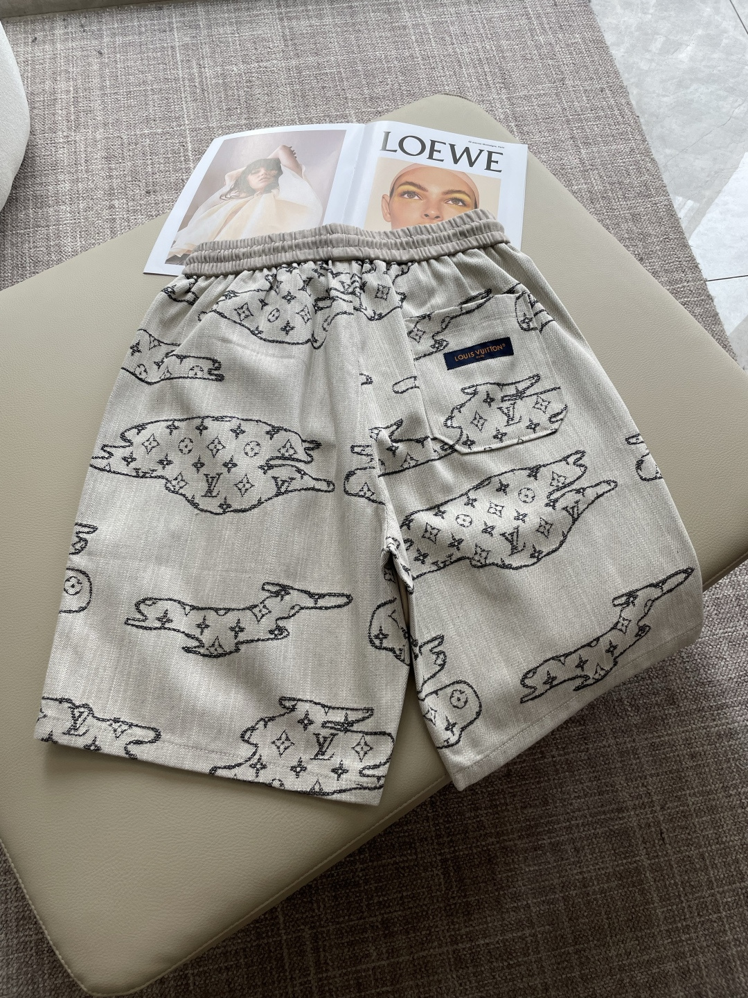 . Lv 2026夏季短裤!百搭松紧腰休闲五分裤!松紧腰 两侧插袋 面料采用客供定织高支纯棉料,上身透气,柔软亲肤,手 . Lv 2026夏季短裤!百搭松紧腰休闲五分裤!松紧腰 两侧插袋 面料采用客供定织高支纯棉料,上身透气,柔软亲肤,手
