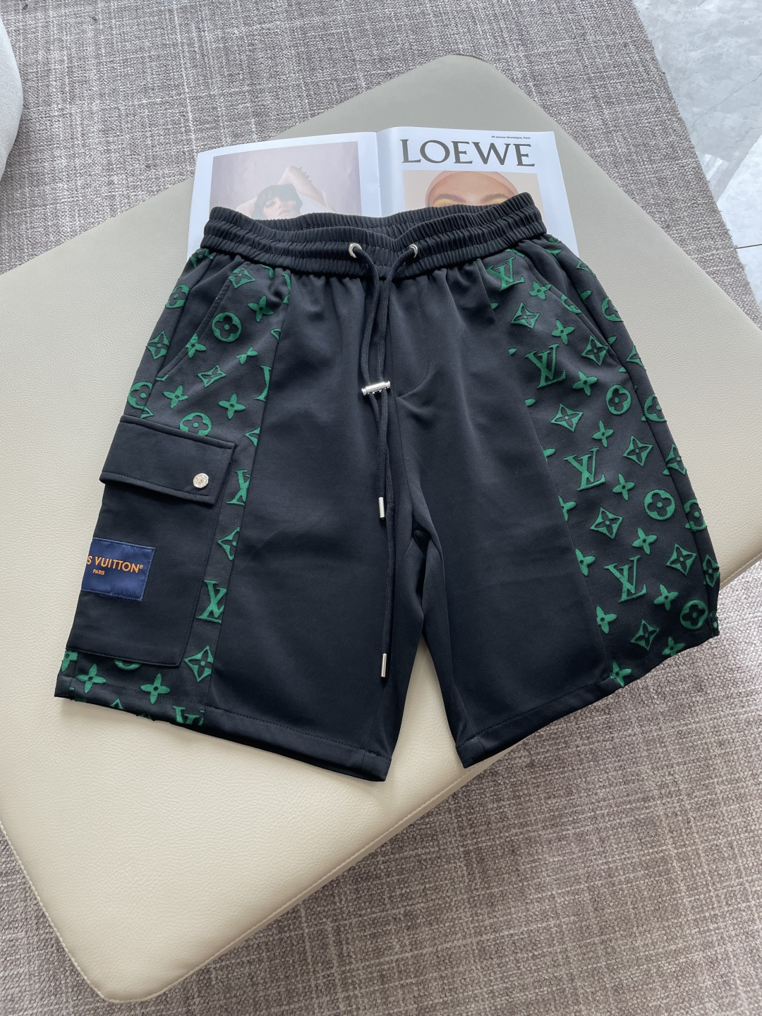 . Lv 2026夏季短裤!百搭松紧腰休闲五分裤!松紧腰 两侧插袋 面料采用客供定织高支纯棉料,上身透气,柔软亲肤,手 . Lv 2026夏季短裤!百搭松紧腰休闲五分裤!松紧腰 两侧插袋 面料采用客供定织高支纯棉料,上身透气,柔软亲肤,手