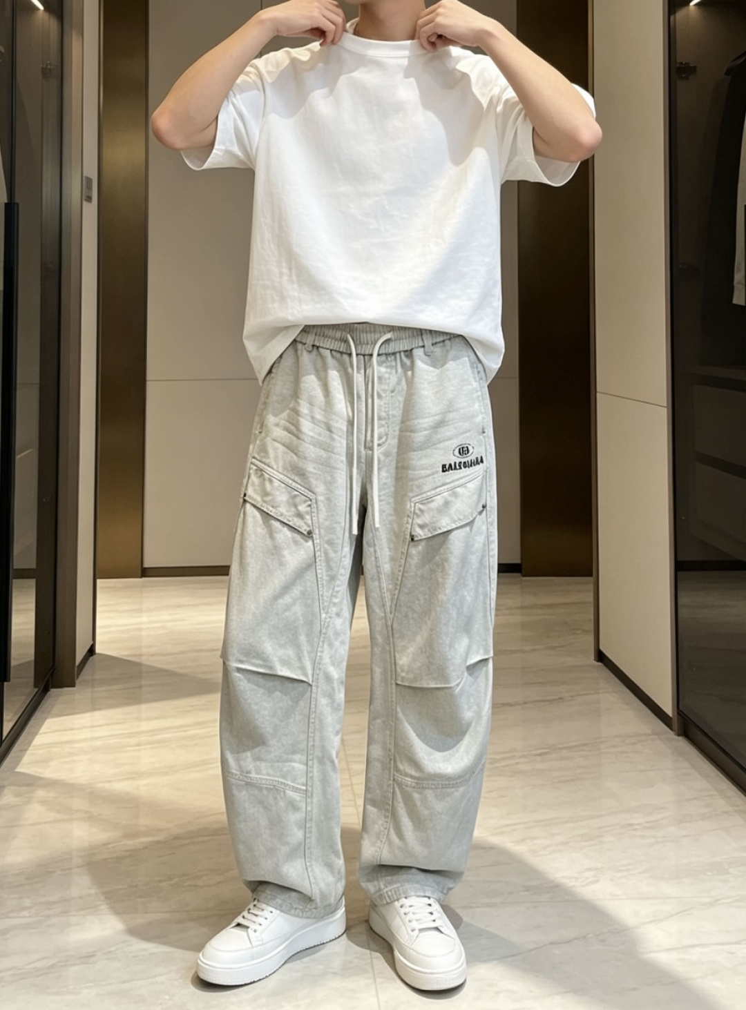 巴黎 2026春夏 最新款休闲裤，订制面料 柔软排汗，舒适度极高。上身非常舒爽，原版辅料细节。上身运动休