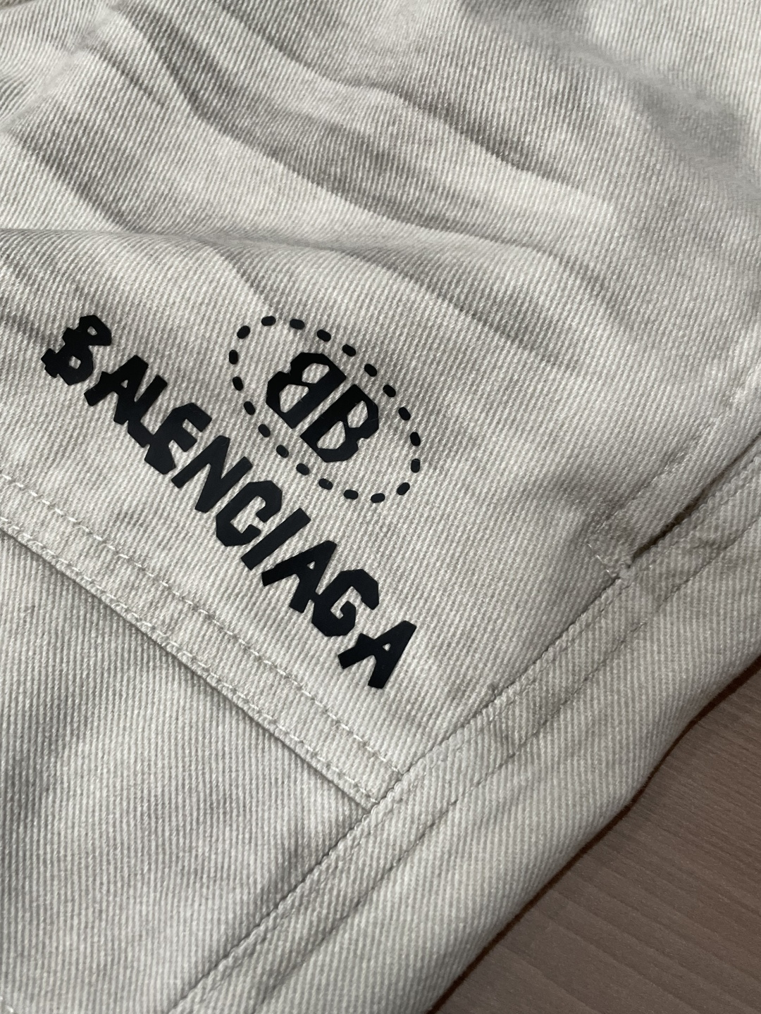 巴黎 2026春夏 最新款休闲裤，订制面料 柔软排汗，舒适度极高。上身非常舒爽，原版辅料细节。上身运动休