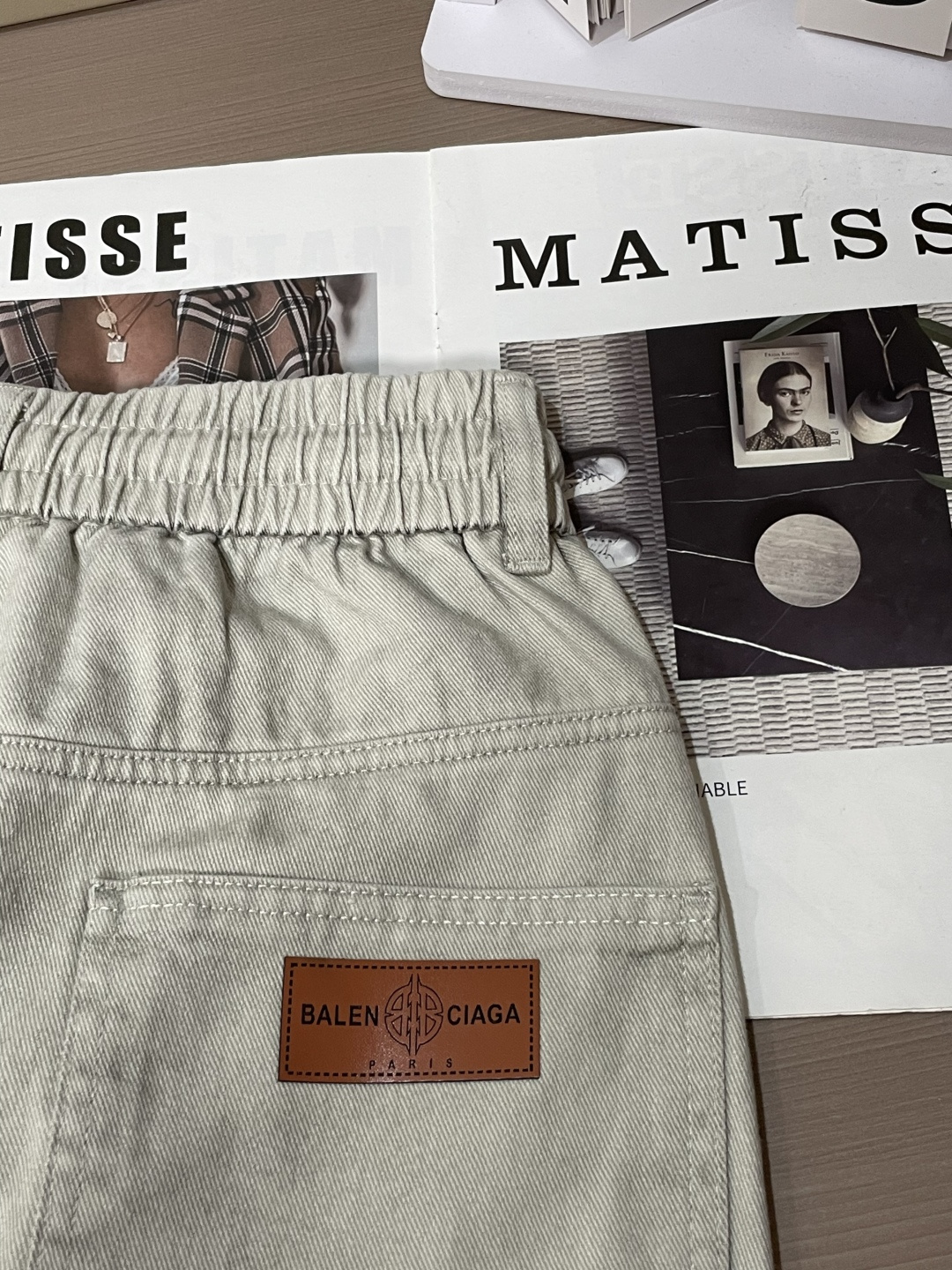 巴黎 2026春夏 最新款休闲裤，订制面料 柔软排汗，舒适度极高。上身非常舒爽，原版辅料细节。上身运动休