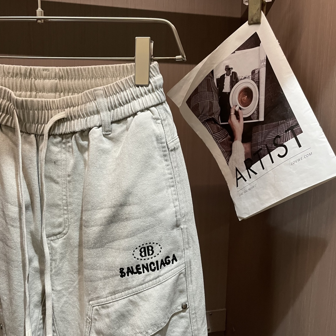 巴黎 2026春夏 最新款休闲裤，订制面料 柔软排汗，舒适度极高。上身非常舒爽，原版辅料细节。上身运动休