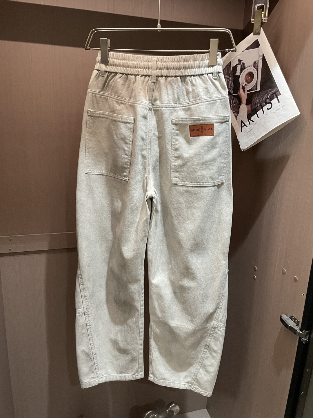 巴黎 2026春夏 最新款休闲裤，订制面料 柔软排汗，舒适度极高。上身非常舒爽，原版辅料细节。上身运动休