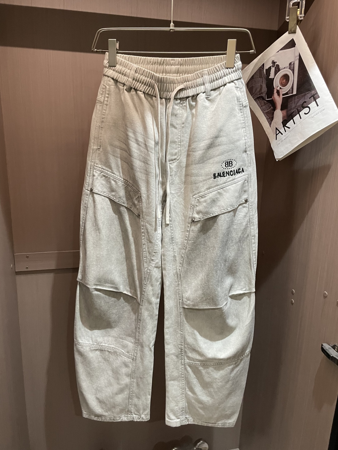 巴黎 2026春夏 最新款休闲裤，订制面料 柔软排汗，舒适度极高。上身非常舒爽，原版辅料细节。上身运动休