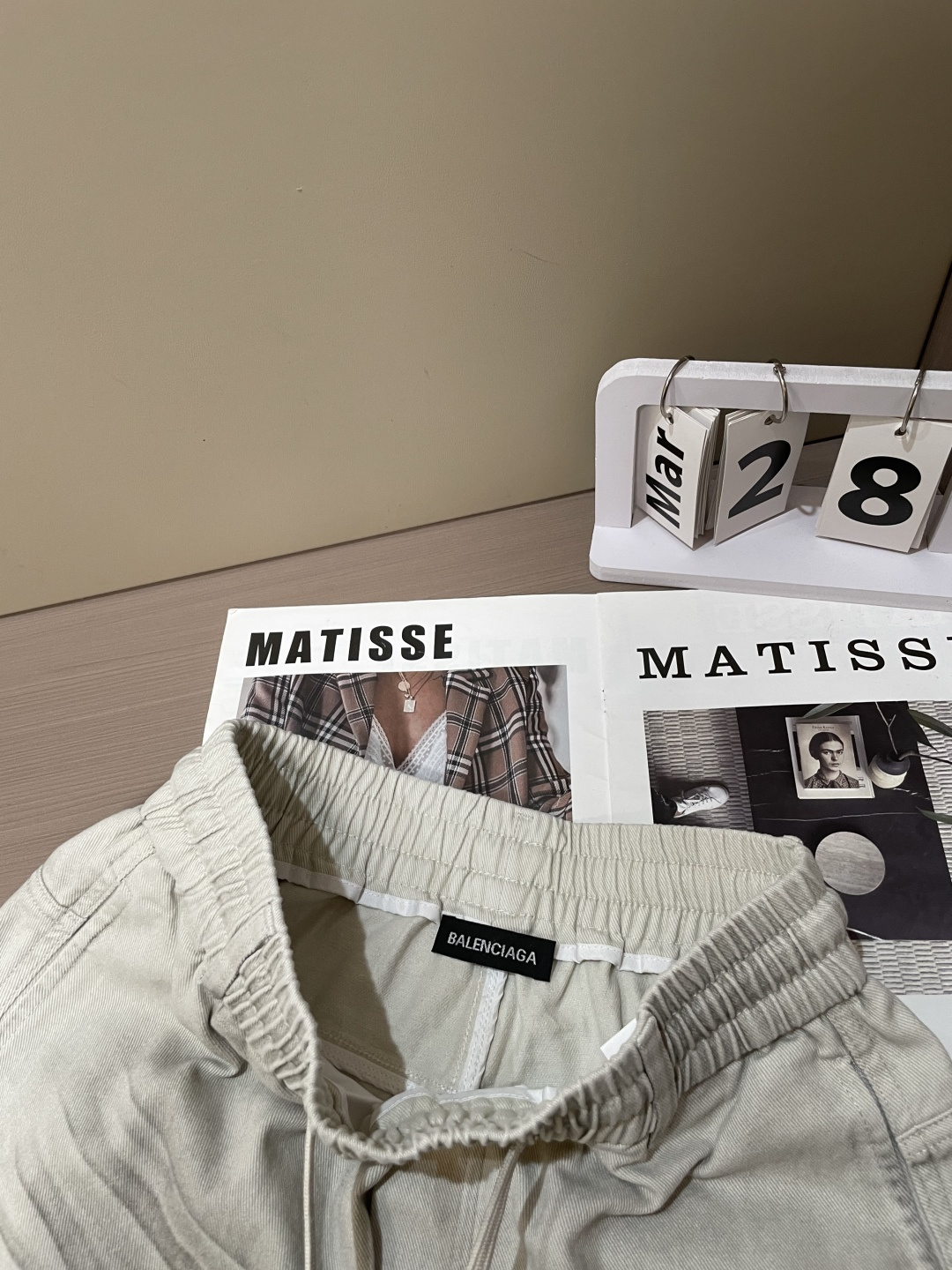 巴黎 2026春夏 最新款休闲裤，订制面料 柔软排汗，舒适度极高。上身非常舒爽，原版辅料细节。上身运动休