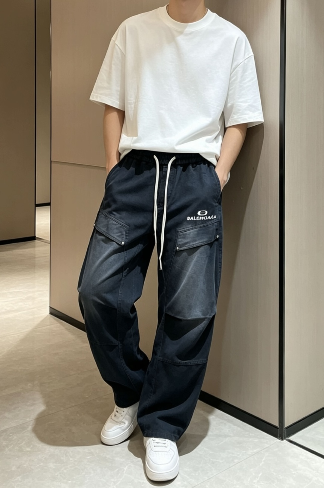 巴黎 2026春夏 最新款休闲裤，订制面料 柔软排汗，舒适度极高。上身非常舒爽，原版辅料细节。上身运动休