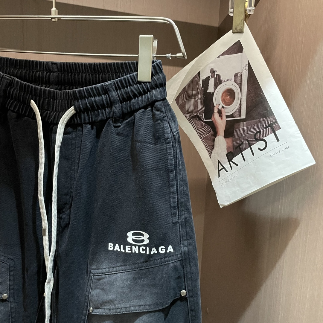 巴黎 2026春夏 最新款休闲裤，订制面料 柔软排汗，舒适度极高。上身非常舒爽，原版辅料细节。上身运动休