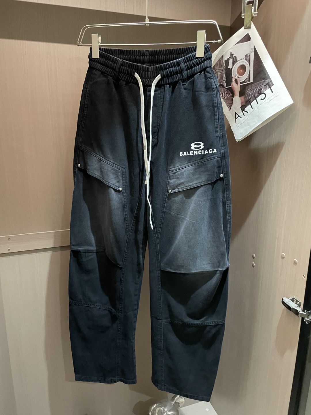 巴黎 2026春夏 最新款休闲裤，订制面料 柔软排汗，舒适度极高。上身非常舒爽，原版辅料细节。上身运动休