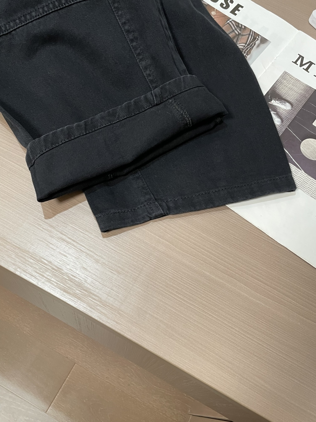 巴黎 2026春夏 最新款休闲裤，订制面料 柔软排汗，舒适度极高。上身非常舒爽，原版辅料细节。上身运动休
