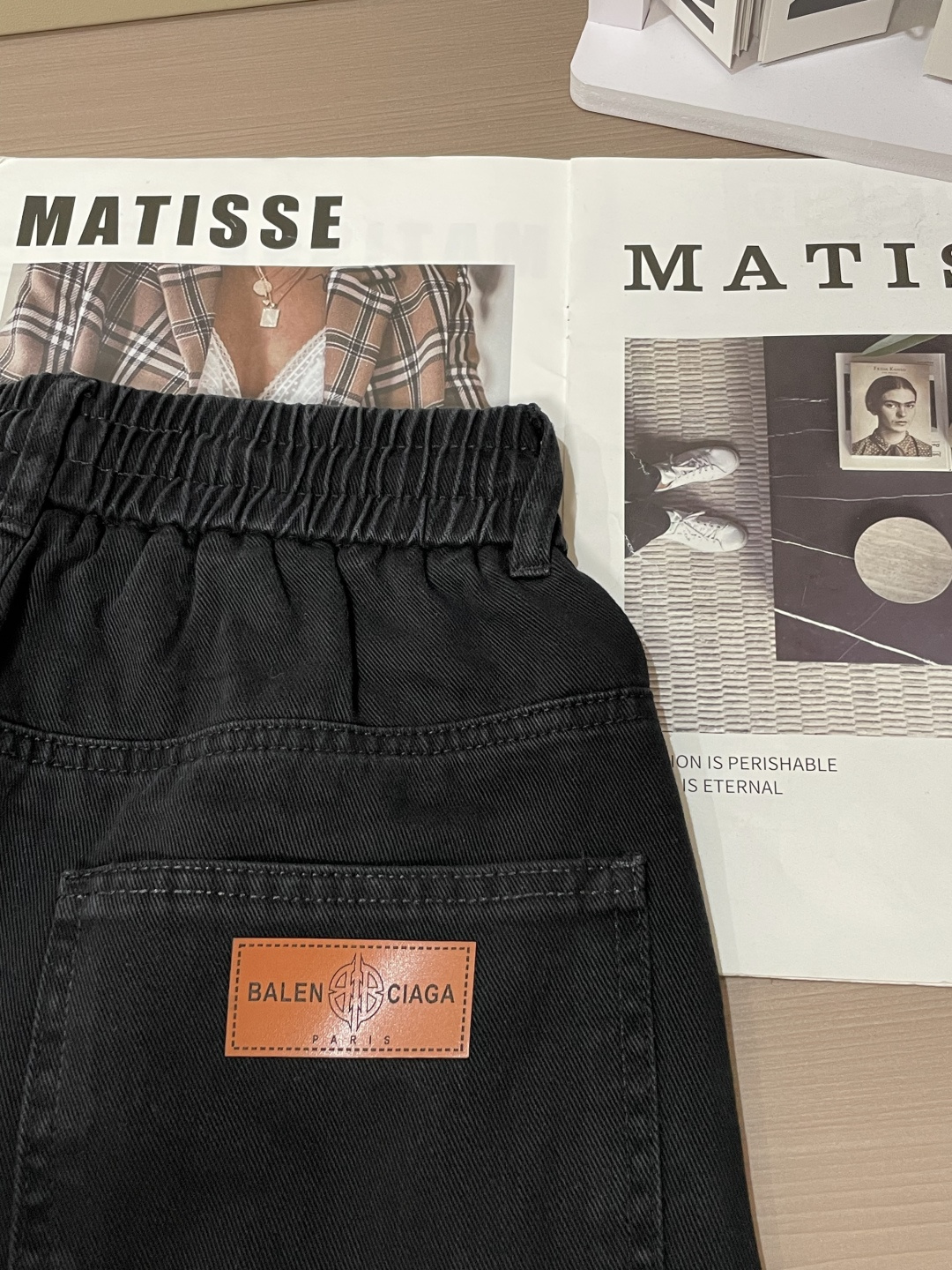 巴黎 2026春夏 最新款休闲裤，订制面料 柔软排汗，舒适度极高。上身非常舒爽，原版辅料细节。上身运动休