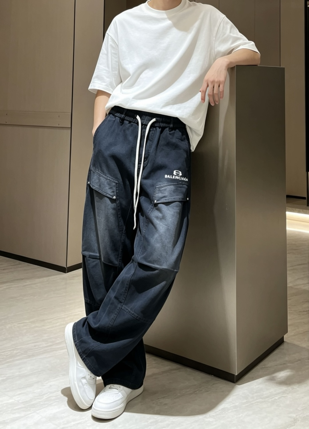 巴黎 2026春夏 最新款休闲裤，订制面料 柔软排汗，舒适度极高。上身非常舒爽，原版辅料细节。上身运动休