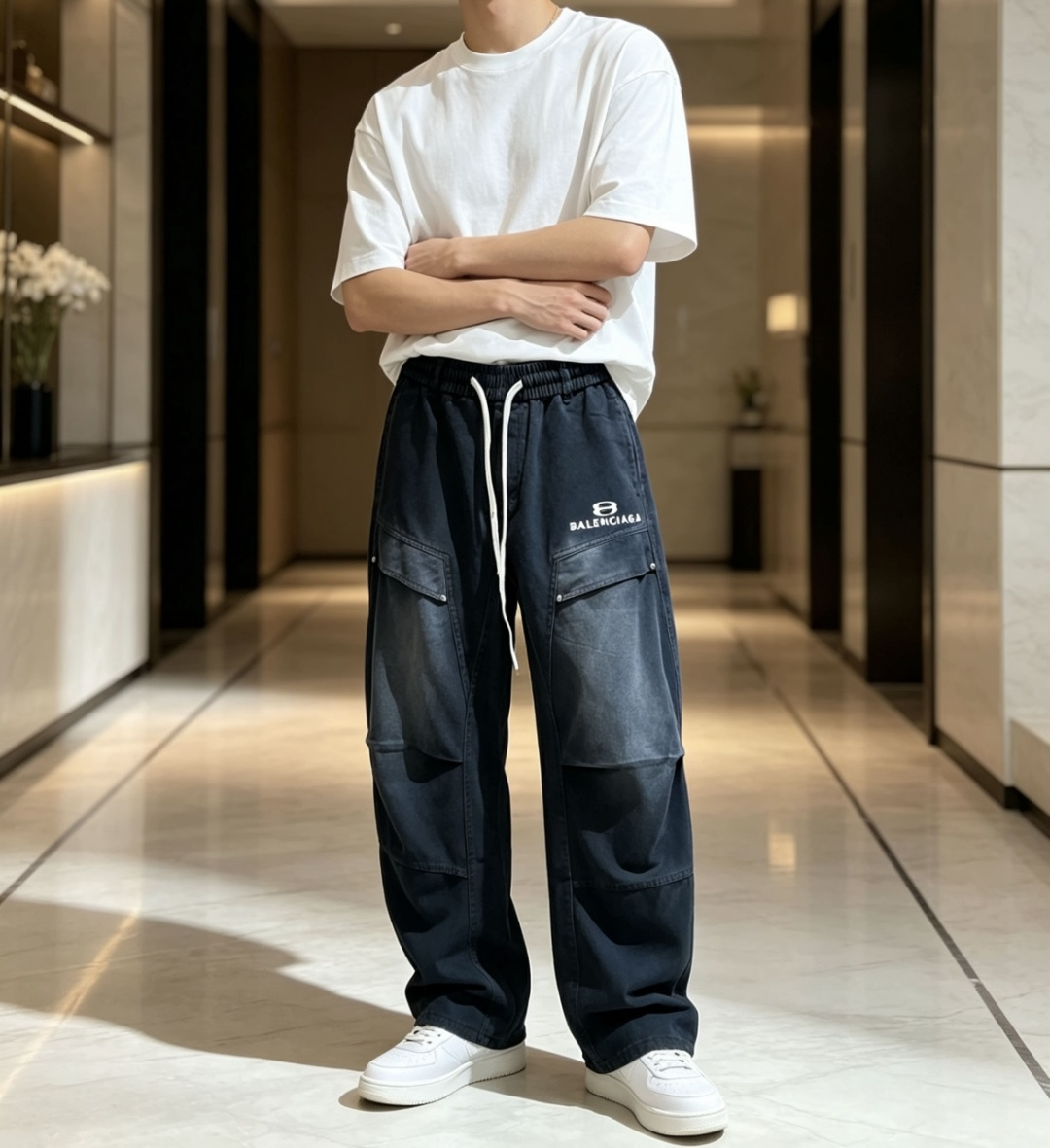 巴黎 2026春夏 最新款休闲裤，订制面料 柔软排汗，舒适度极高。上身非常舒爽，原版辅料细节。上身运动休