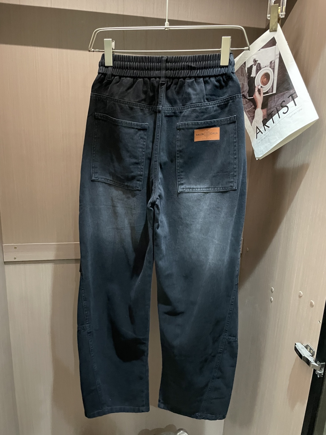 巴黎 2026春夏 最新款休闲裤，订制面料 柔软排汗，舒适度极高。上身非常舒爽，原版辅料细节。上身运动休