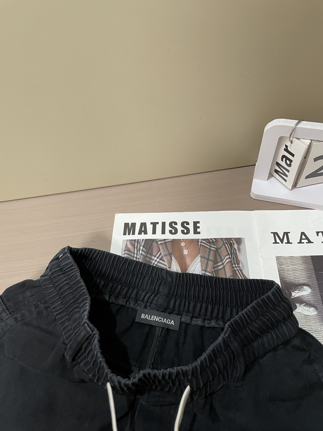 巴黎 2026春夏 最新款休闲裤，订制面料 柔软排汗，舒适度极高。上身非常舒爽，原版辅料细节。上身运动休