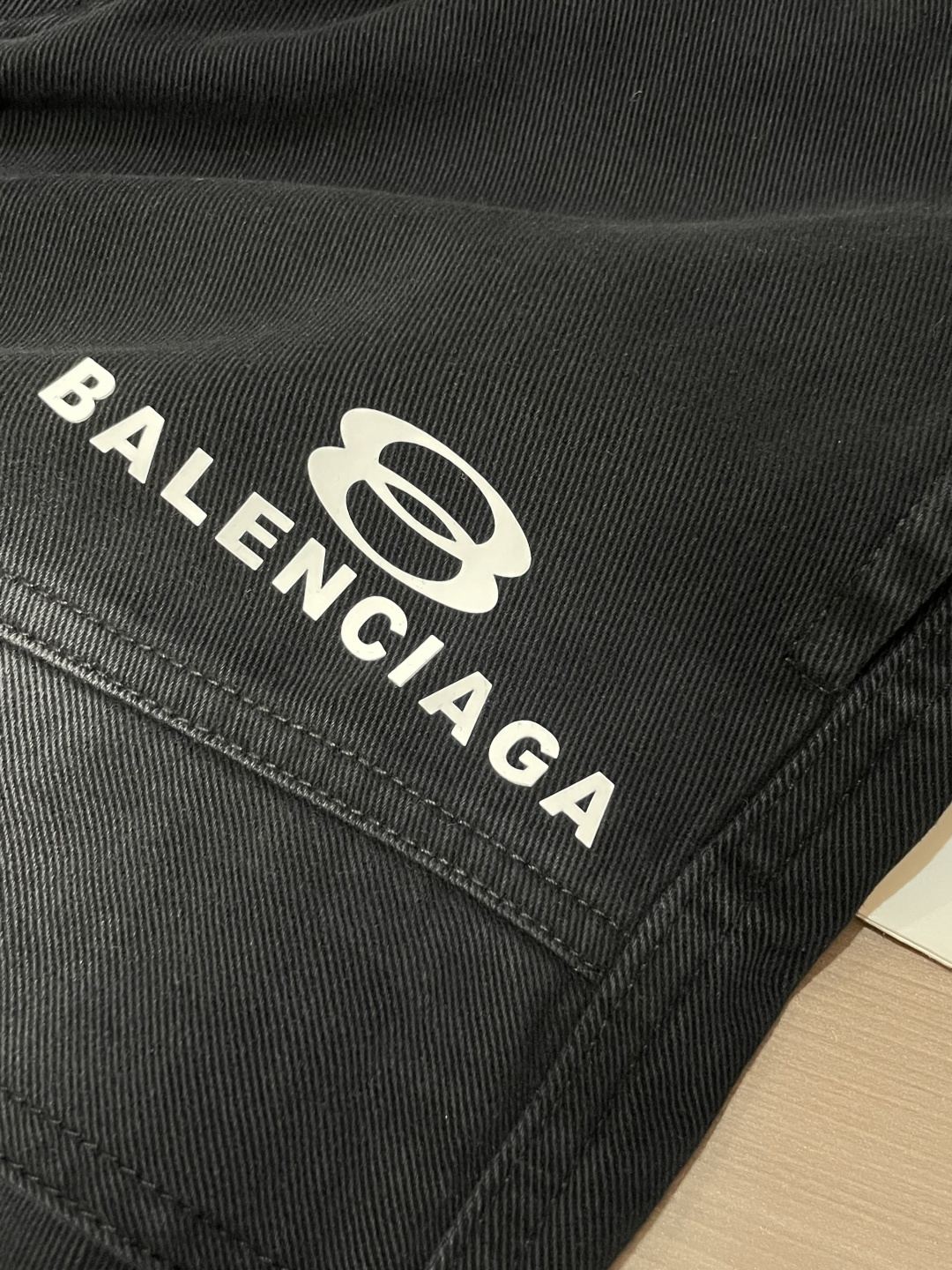 巴黎 2026春夏 最新款休闲裤，订制面料 柔软排汗，舒适度极高。上身非常舒爽，原版辅料细节。上身运动休