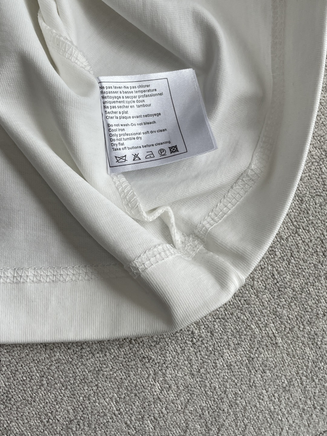 小香2026春夏款/官网同步面料采用重磅纯棉精梳棉面料，OS宽松版型，上身版型超正！日常百搭，衣橱必备单