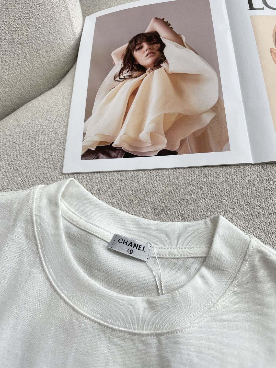 小香2026春夏款/官网同步面料采用重磅纯棉精梳棉面料，OS宽松版型，上身版型超正！日常百搭，衣橱必备单