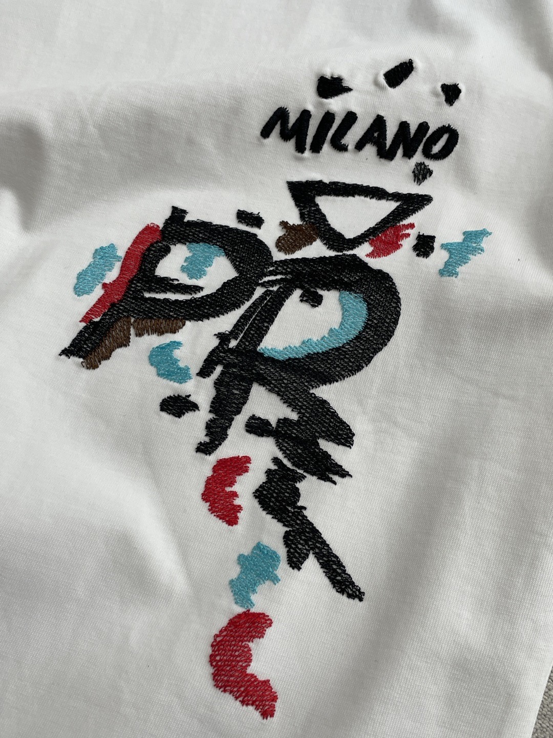 Prad 2026春夏款/官网同步面料采用重磅纯棉精梳棉面料，OS宽松版型，上身版型超正！日常百搭，衣橱