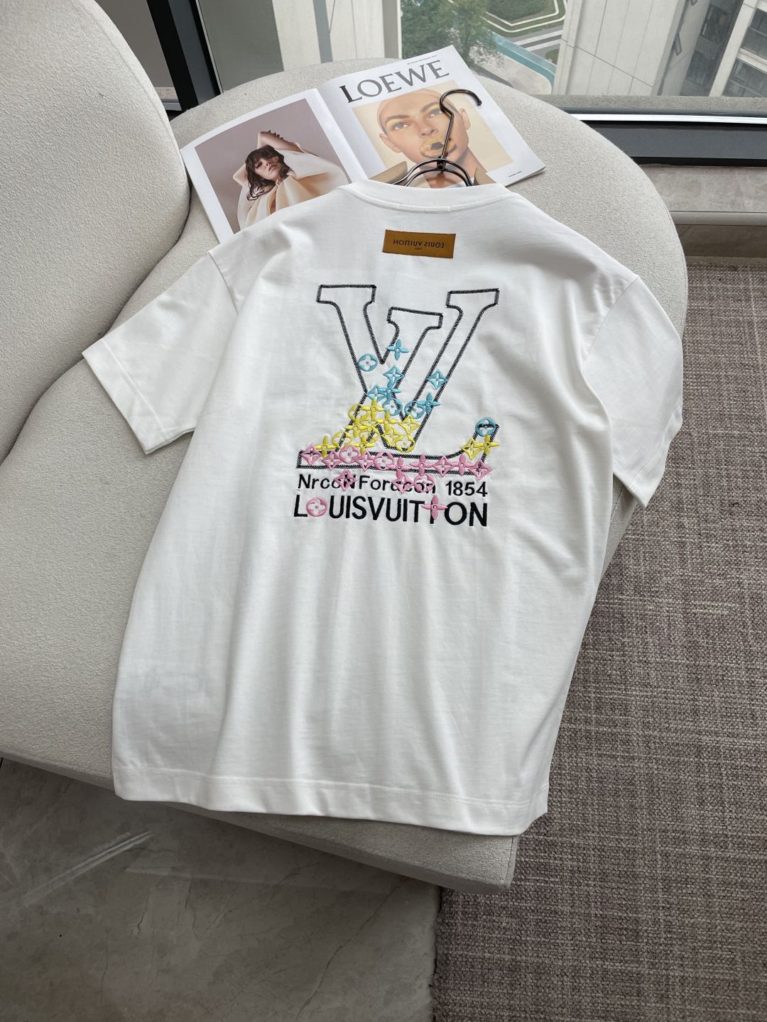 Lv2026春夏款/官网同步面料采用重磅纯棉精梳棉面料，OS宽松版型，上身版型超正！日常百搭，衣橱必备单