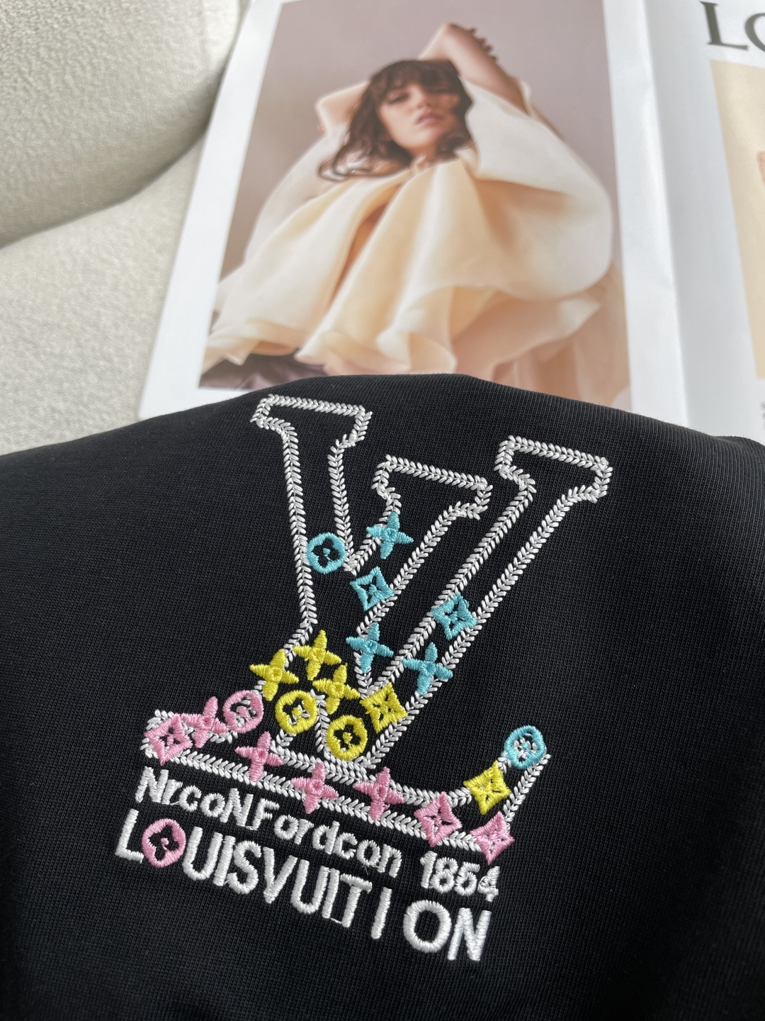 Lv2026春夏款/官网同步面料采用重磅纯棉精梳棉面料，OS宽松版型，上身版型超正！日常百搭，衣橱必备单