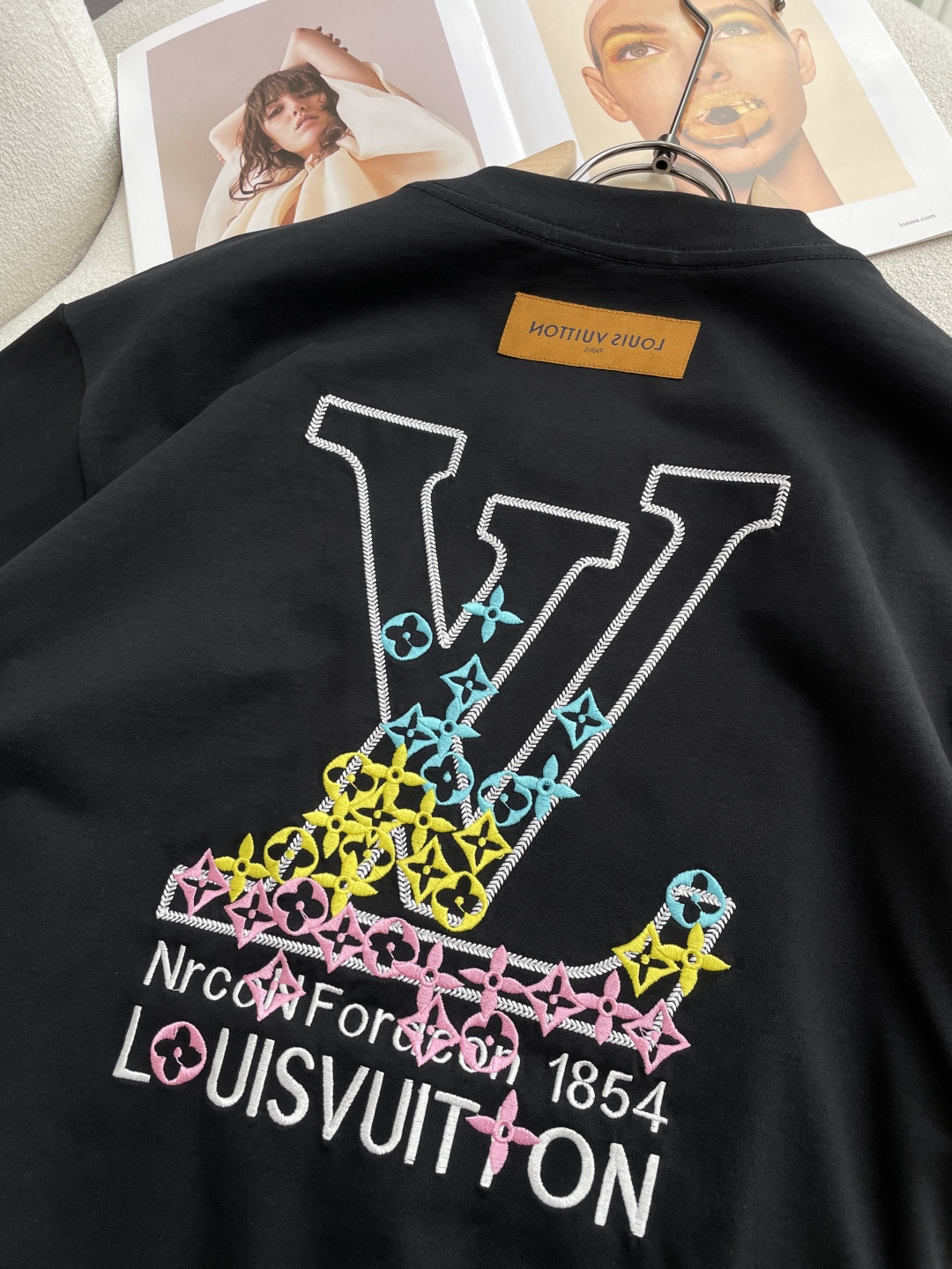 Lv2026春夏款/官网同步面料采用重磅纯棉精梳棉面料，OS宽松版型，上身版型超正！日常百搭，衣橱必备单