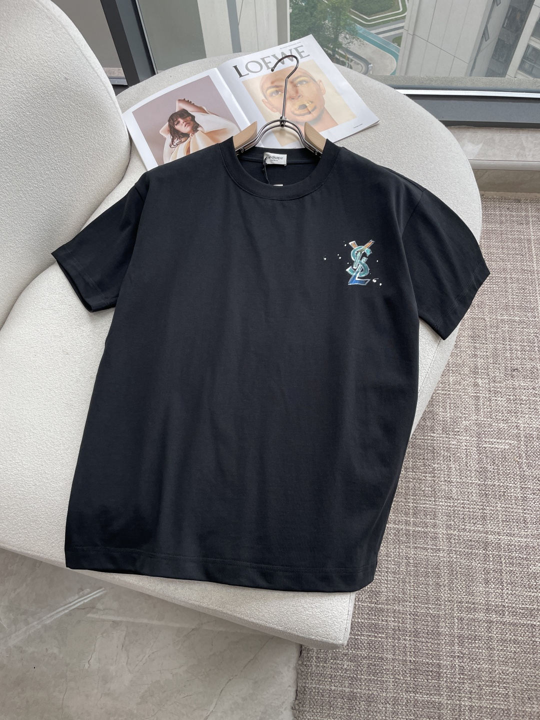 ysl 2026春夏款/官网同步面料采用重磅纯棉精梳棉面料，OS宽松版型，上身版型超正！日常百搭，衣橱必