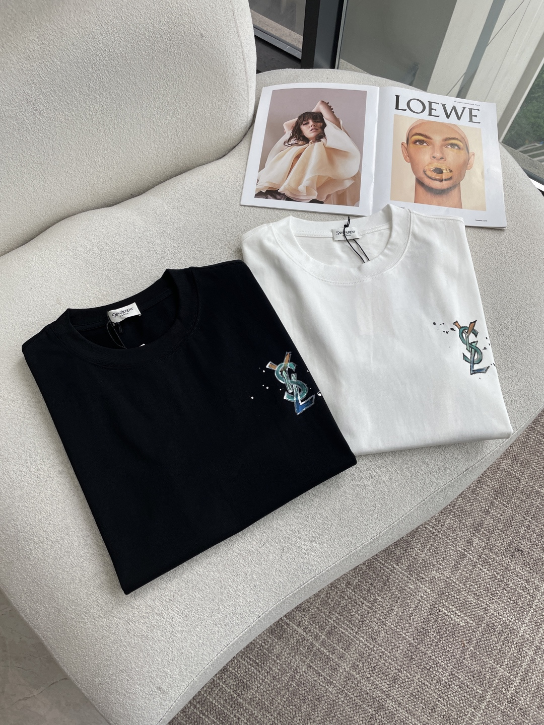 ysl 2026春夏款/官网同步面料采用重磅纯棉精梳棉面料，OS宽松版型，上身版型超正！日常百搭，衣橱必